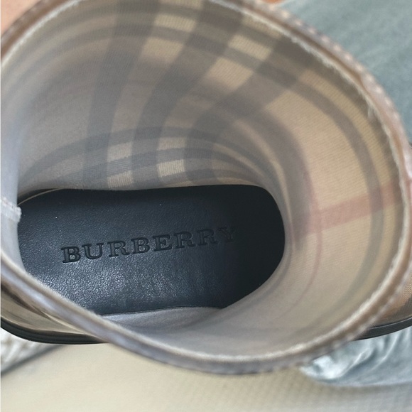Burberry Kids Plaid Interior Rain Boots Made in Italy in size 6/7 (23/24) - Picture 2 of 6